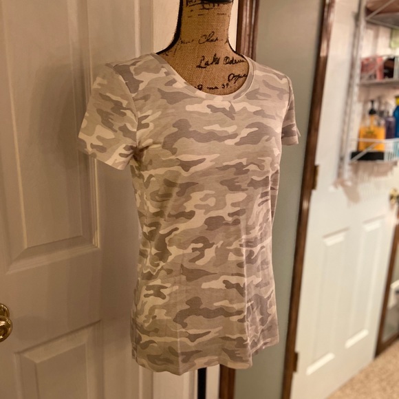 GAP Tops - GAP favorite tee gray camo - NWT